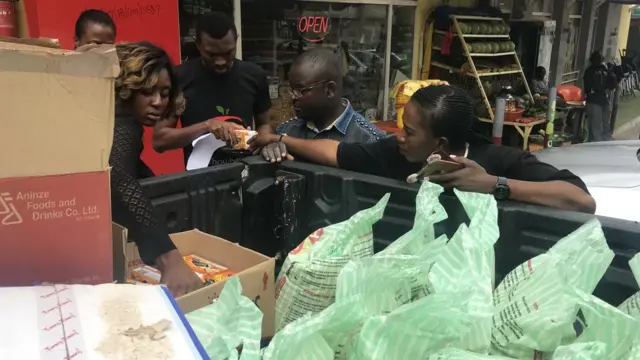 ሊጣሉ ይችሉ የነበሩ ቅናሽ የተደረገባቸው ምርቶችን ሰዎች ሲገዙ