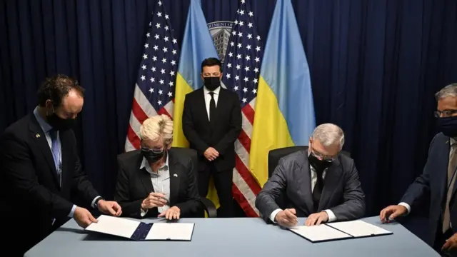 Зеленский наблюдает за подписанием договора между министрами энергетики США и Украины