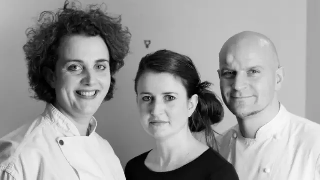 Sarah y Kathryn Francis y Stephane Borie