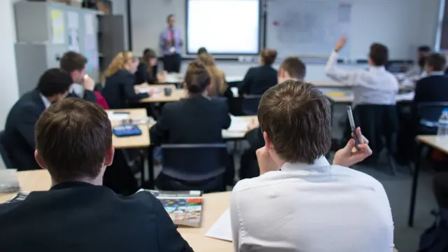 Jóvenes en un salón de clase