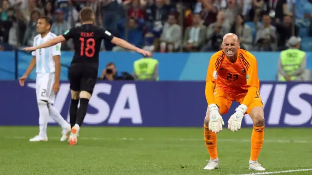 Rebic celebra el gol de Croacia contra Argentina y Willy Caballero lamenta su error