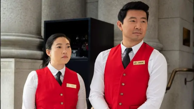 샹치와 케이티의 신나면서도 독설이 오가는 우정은 아시아계 미국인의 정체성을 유머러스하게 설명하는 방식을 제시한다