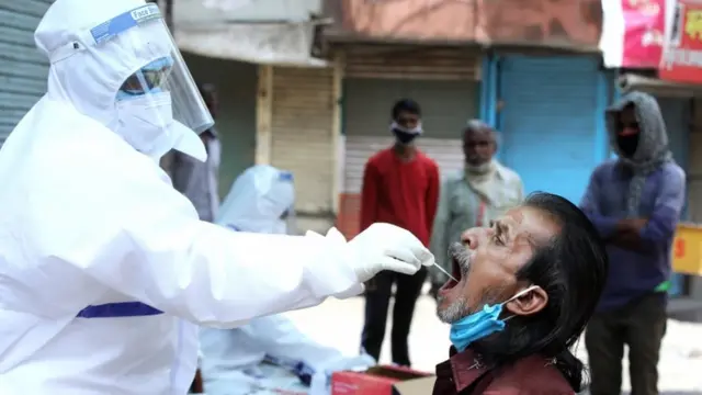 Pruebas de coronavirus en las calles de Bhopal, India.