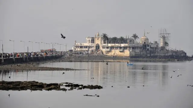 মুম্বাইয়ের বিখ্যাত হাজি আলি দরগা অভিমুখে তীর্থযাত্রীরা