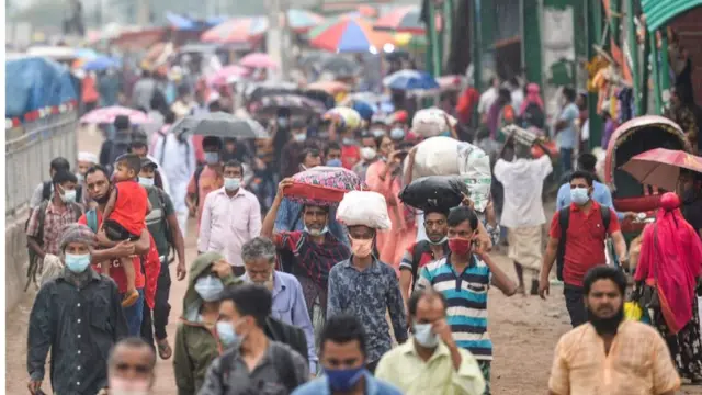 গণপরিবহন বন্ধ থাকায় গন্তব্যে পৌঁছাতে মানুষ দীর্ঘ পথ পায়ে হেঁটে যান।