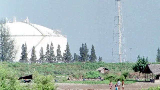 Penduduk desa di ladang di dekat Ladang Gas Arun.