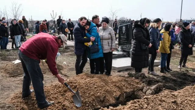 Warga memakamkan tentara Ukraina yang tewas dalam pertempuran di Mykolaiv.