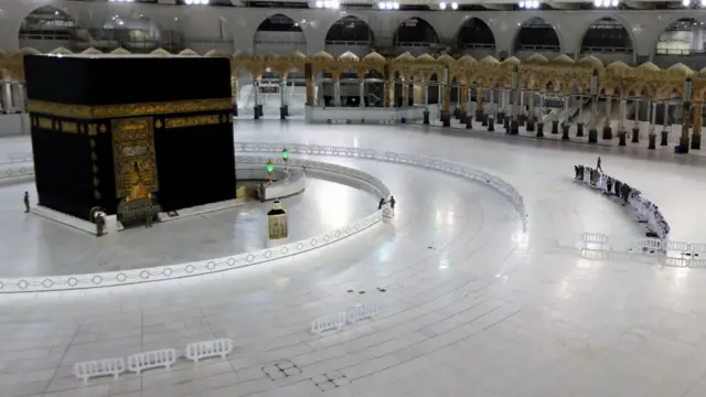 Hoton da aka dauka a ranar 24 ga watan Afrilu, da ke nuna wasu mutane na salla kusa da Kaaba a filin masallacin Makka, Wurin da ya fi kowanne tsarki wajen musulmai a ranar farko ta watan da ya fi ko wanne tsarki na Ramadana, yayin da ake tsaka da haramcin tarukan iyalai da ibada saboda cutar korona