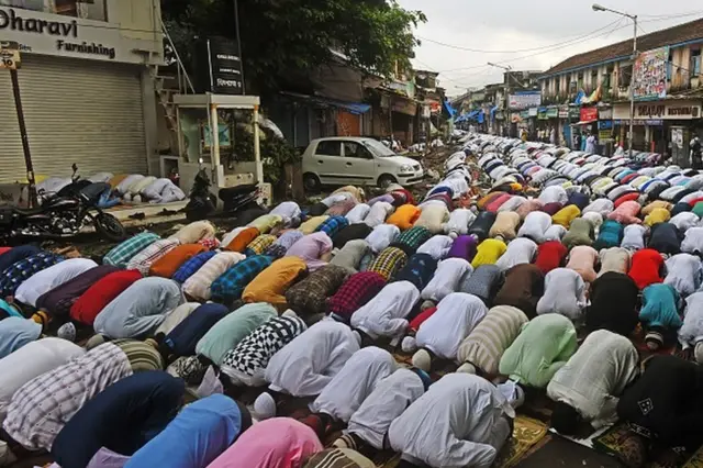 ধারাভি এলাকায় জামাতে নামাজ আদায়।