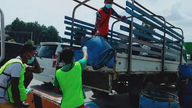 ထိုင်းကားသမားတွေ ပစ္စည်းတင်ပေးနေစဥ်