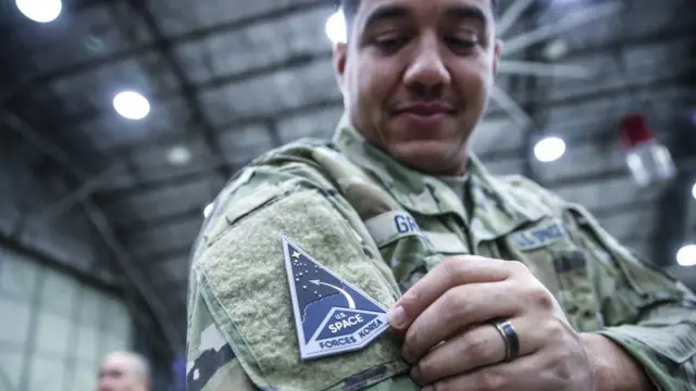 주한 미우주군 부대마크를 보여주는 주한미군