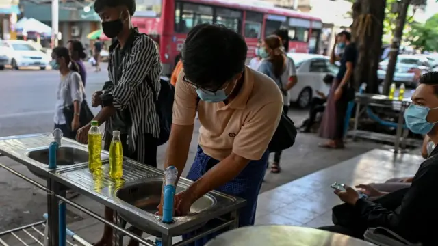 ရန်ကုန်က ကားမှတ်တိုင်တချို့မှာရှိတဲ့ လက်ဆေးစင်မှာ သန့်ရှင်းရေးပြုလုပ်နေကြစဉ်