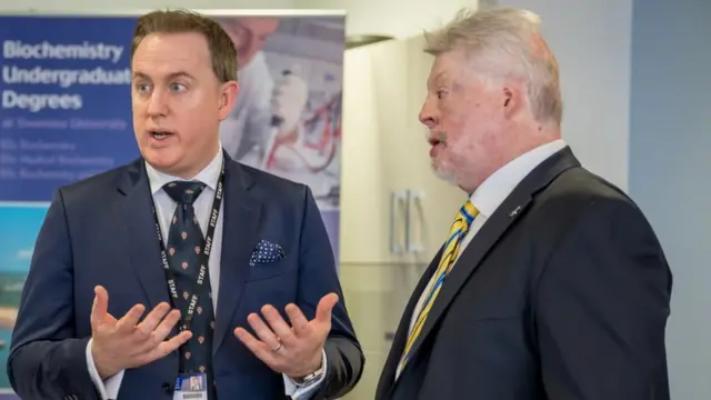 البروفيسور إيان ويتاكر (يسار) وسيمون ويستون