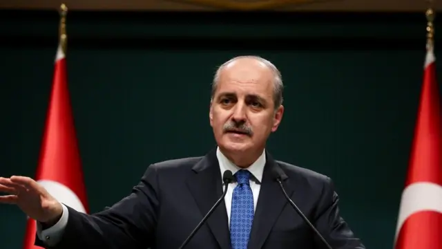 Başbakan Yardımcısı Numan Kurtulmuş'un geçmişte uygulanan Suriye politikasını eleştirmesiyle daha da açık olarak ifade edilen bu değişim Türkiye'nin "daha esnek davranması" şeklinde değerlendiriliyor.