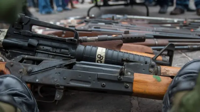 Armas usadas em crimes e apreendidas pelo Exército mexicano
