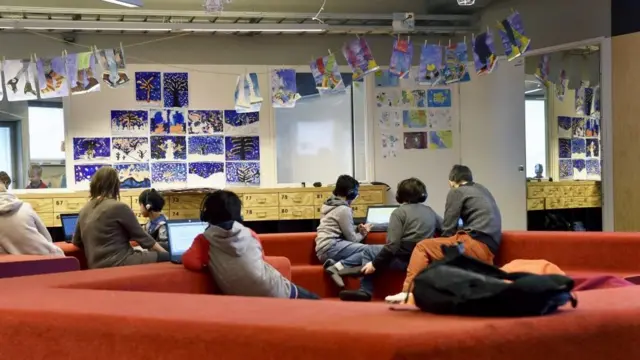 Estudiantes de la escuela primaria de la zona de Kalasatama en Helsinki, Finlandia