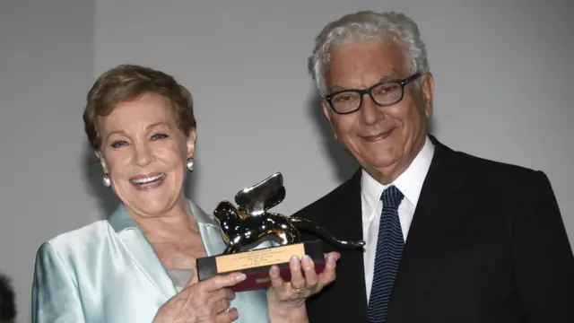 جولي آندروز مع باولو باراتا رئيس بينالي فينيسيا بعد تسلمها الجائزة