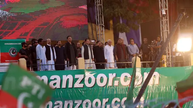 रविवार को रावलपिंडी में रैली करते इमरान ख़ान