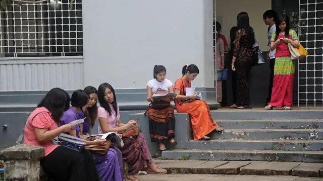 ဥပဒေကျောင်းသားများ လူ့အခွင့်အရေး ဘာသာရပ်ကို မသင်မနေရ သင်ကြားရ