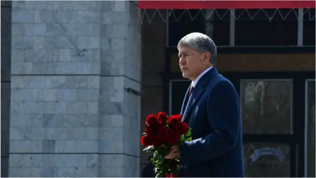 Алмазбек Атамбаевдин президенттик мөөнөтү быйыл бүтөт, бирок ал президенттик кызматтан кеткен менен саясаттан кетпей турганын билдирген.