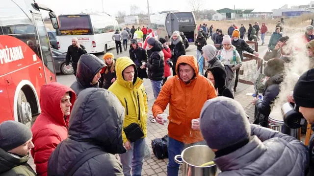 En la frontera con Polonia un puesto ofrece café a los refugiados