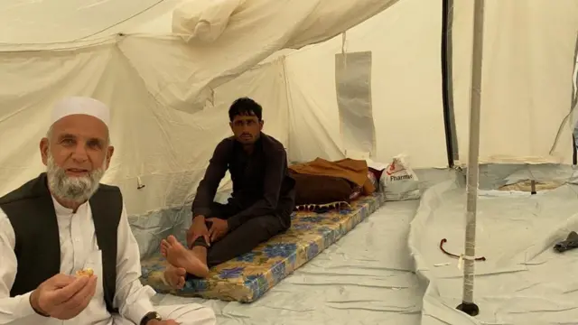 په تورخم کې یوه لویه میدانۍ تر دې وړاندې په کې لوی سوداګريز ګاډي دريدل خېمې درول شوې دي