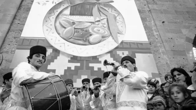 Folklor ansamblının Bakı şəhərində Novruz bayramı şənliyində çıxışı (20 mart 1989).