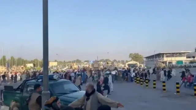 Ratusan warga Afghanistan membanjiri bandara.