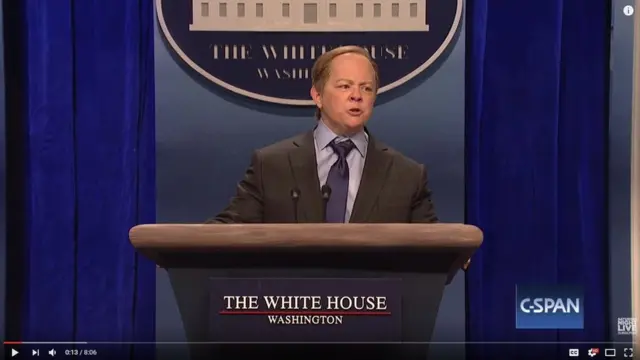 Melissa McCarthy como Sean Spicer no Saturday Night Live.