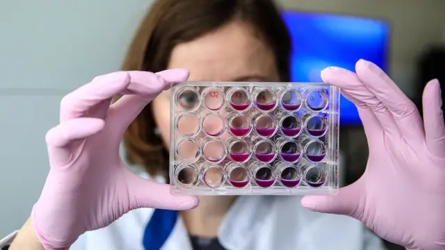 Женщина в перчатках