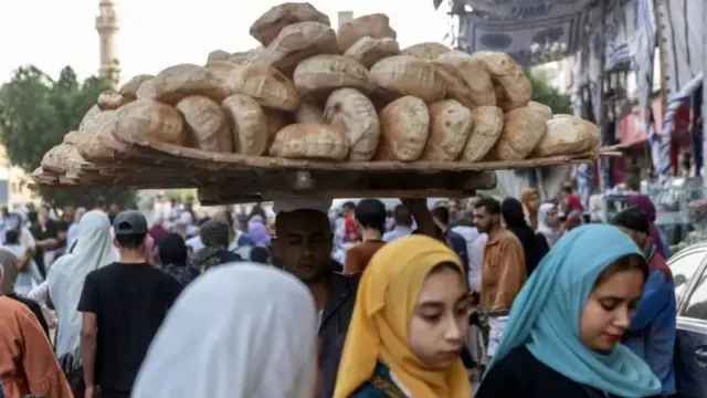 تزايدت تكاليف المعيشة في مصر بشكل واسع خلال الأشهر الماضية، بعد أن ارتفع التضخم لثلاثة أضعاف ما كان عليه العام الماضي