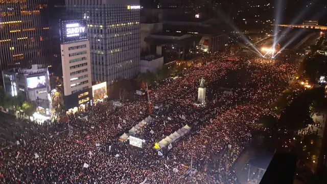 தென் கொரிய அதிபர் பதவி விலக கோரி பல்லாயிரக்கணக்கானோர் சோலில் போராட்டம்