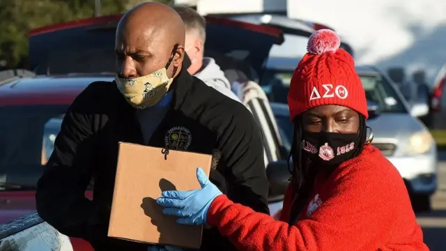 أثناء الجائحة، تطوع الكثيرون لمساعدة الأشخاص الأشد تضررا من الحجر الصحي