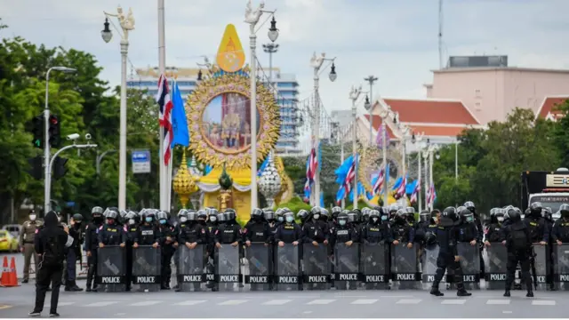 ตำรวจชุดควบคุมฝูงชนเข้าประจำการที่ ถ.ราชดำเนินกลาง ใกล้อนุสาวรีย์ประชาธิปไตย จุดนัดหมายของผู้ชุมนุม
