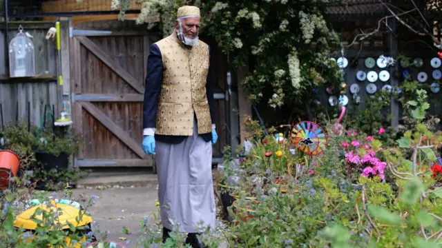 রোজা রেখে বাড়ির কমিউনাল বাগানে চক্কর দিচ্ছেন দবিরুল ইসরাম চৌধুরী।