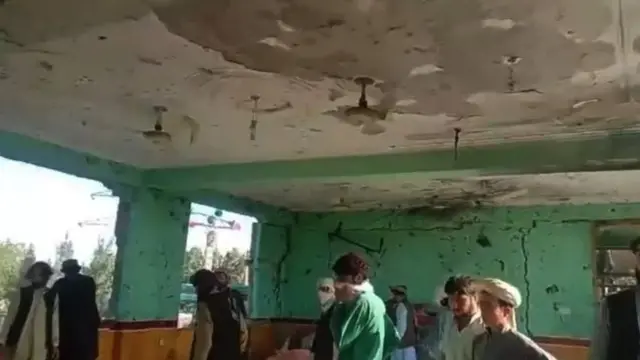 په کندز کې په یوه جومات کې شوي برید لسګونه کسان ووژل