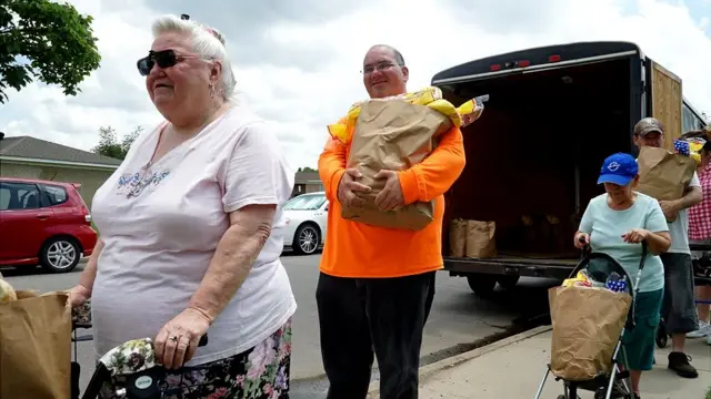 Fila para recoger alimentos