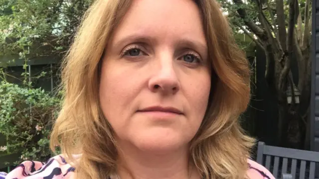 Louise Barrett em foto no jardim