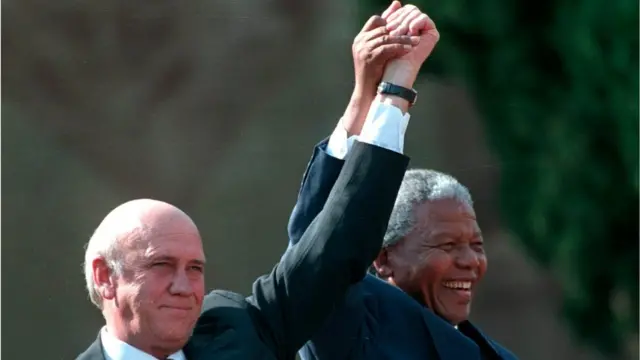 En 1993, Nelson Mandela obtient le prix Nobel de la paix conjointement avec Frederik Willem de Klerk pour la lutte anti-apartheid en Afrique du Sud.