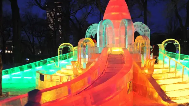 রাতের আলোকসজ্জায় সেজে ওঠা বরফের এই ভবনটি তৈরি করা হয়েছে হারবিনের ঝাওলিন পার্কের ভেতরে