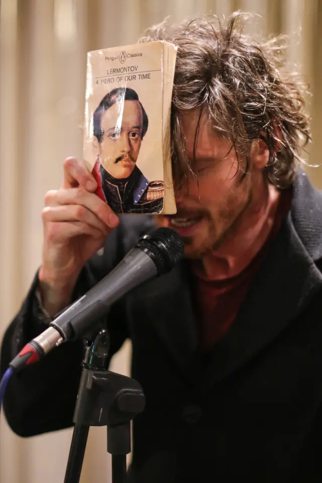 Оливер Беннетт в роли Печорина