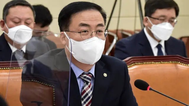 김세환 중앙선거관리위원회 사무총장이 9일 서울 여의도 국회에서 열린 국회 정치개혁특위 전체회의에 출석해 의원들의 질의에 답변하고 있다