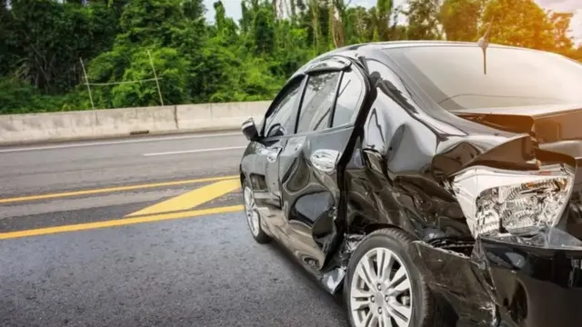 Carro amassado após batida