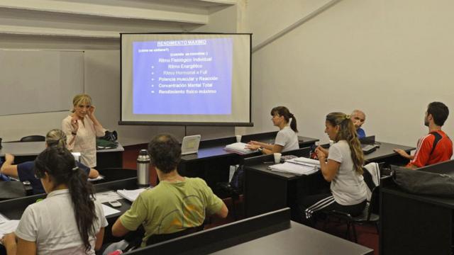 Estudiantes en un aula