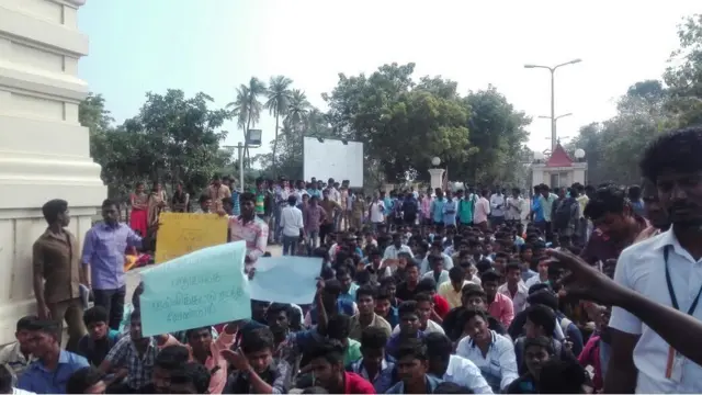 சிதம்பரத்தில் மாணவர்கள் நடத்திய ஜல்லிக்கட்டு ஆர்ப்பாட்டம்