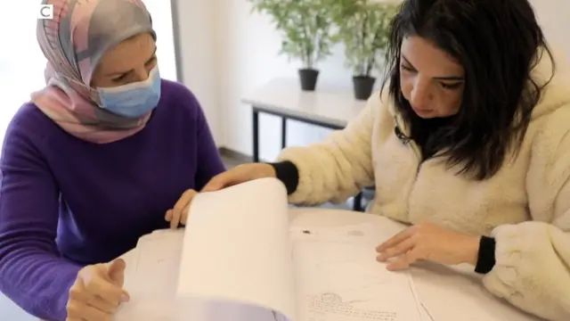 خلود تتحدث إلى مراسلة بي بي سي سالي نبيل (يسار)