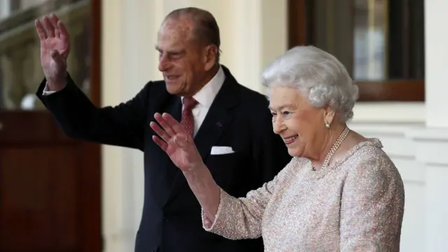 สมเด็จพระราชินีนาถเอลิซาเบธที่สองและเจ้าชายฟิลิป ดยุกแห่งเอดินบะระ พระราชสวามี