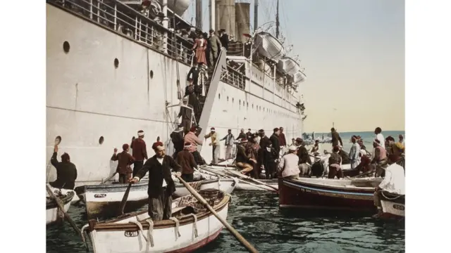 Desembarque en Argel, la capital de Argelia, en 1896. Swiss Camera Museum Collections