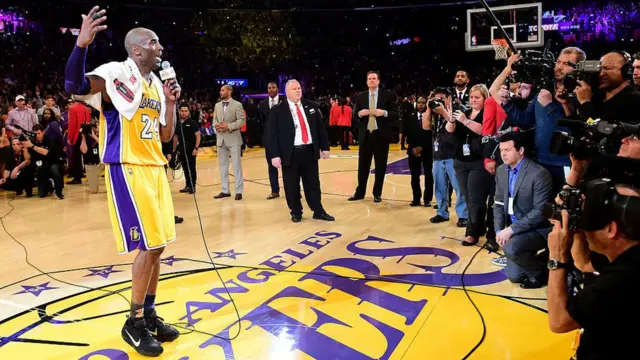 Kobe Bryant habla ante la prensa