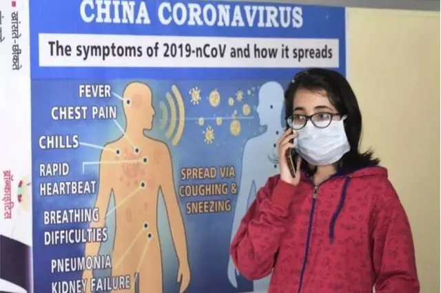 मास्क पहने एक महिला